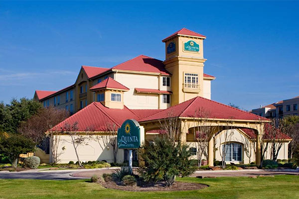 la quinta inn - hotel and sign 